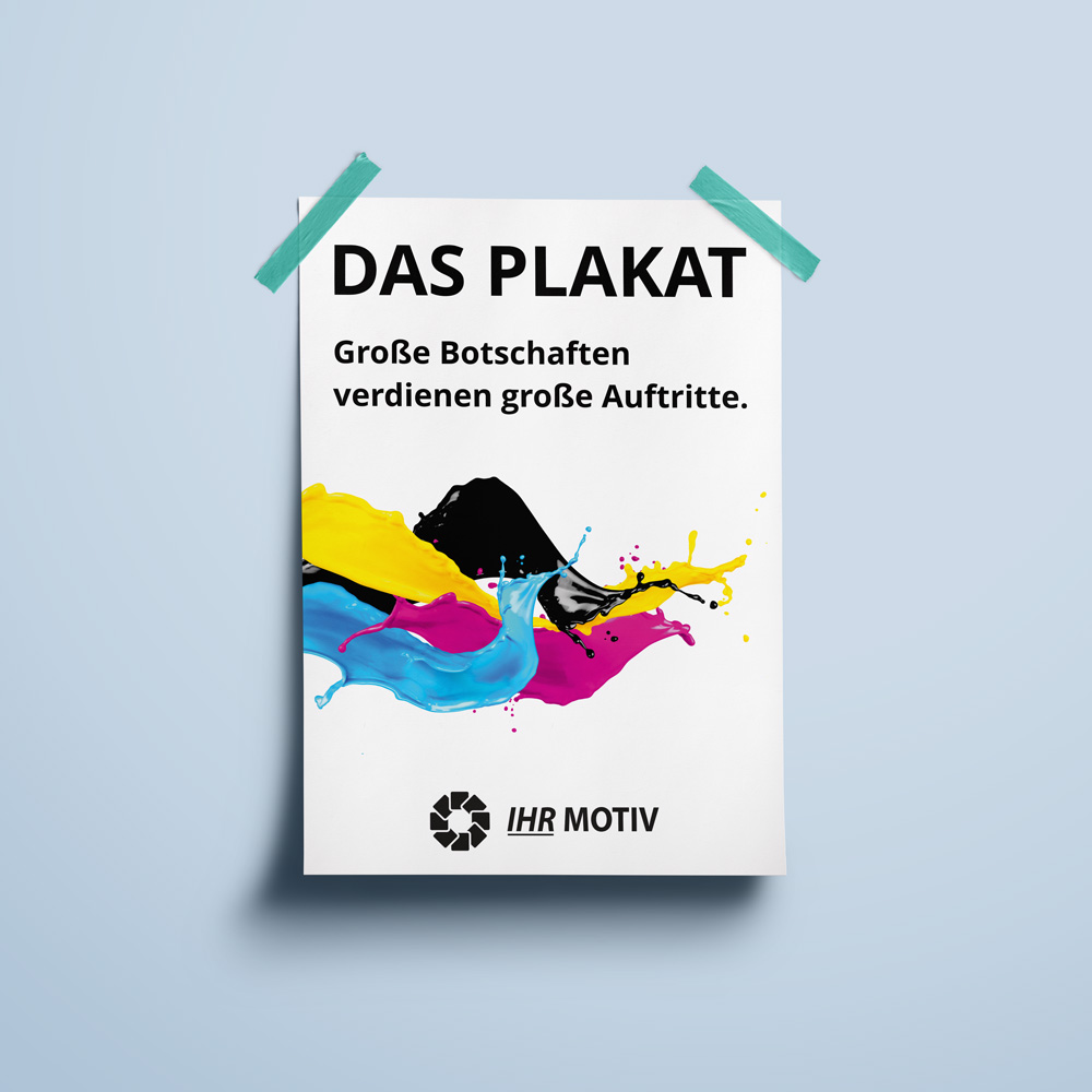 Modern gestaltetes Werbeplakat mit der Überschrift „Das Plakat – Große Botschaften verdienen große Auftritte“, farbigen Farbspritzern in Gelb, Blau, Magenta und Schwarz auf weißem Hintergrund, befestigt mit Klebestreifen vor hellblauem Hintergrund.